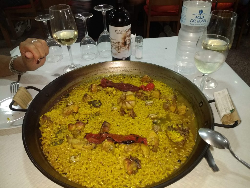 Paella valenciana, con conejo, caracoles, ajo. Delicioso vino Diapiro.